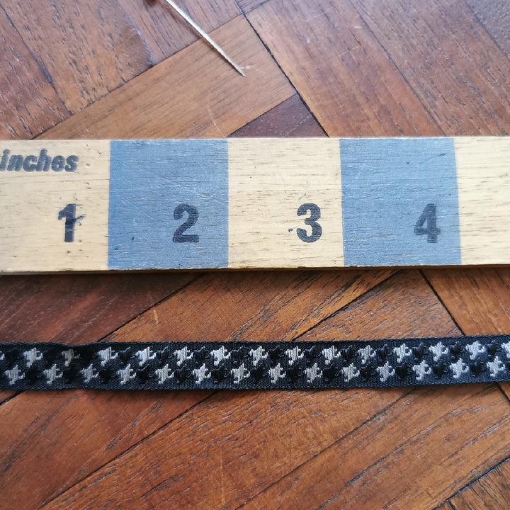 Kafka Dogstooth ribbon - 10mm wide - per metre