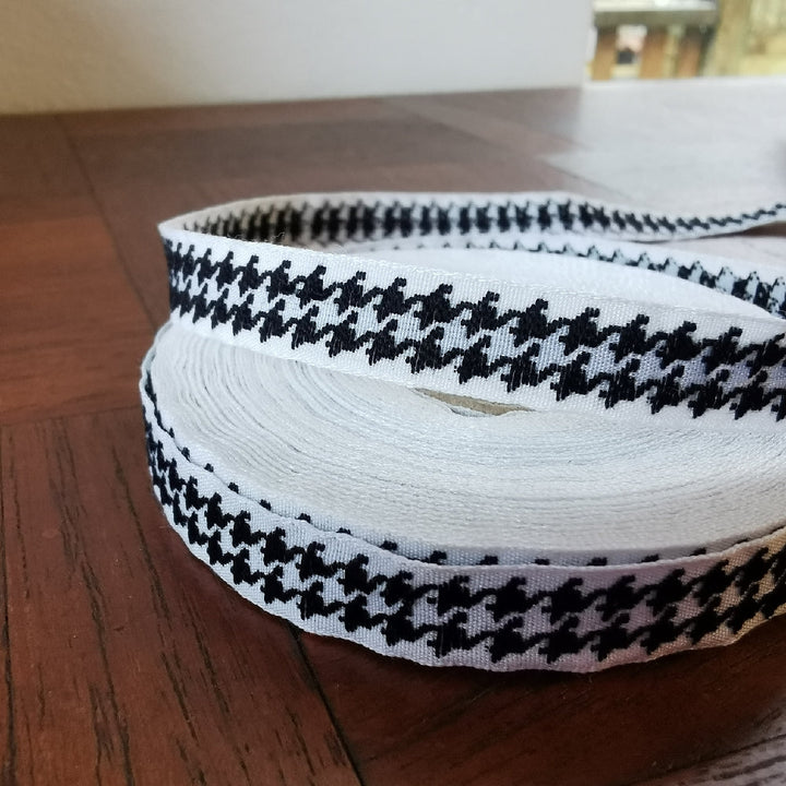 Kafka Dogstooth ribbon - 10mm wide - per metre