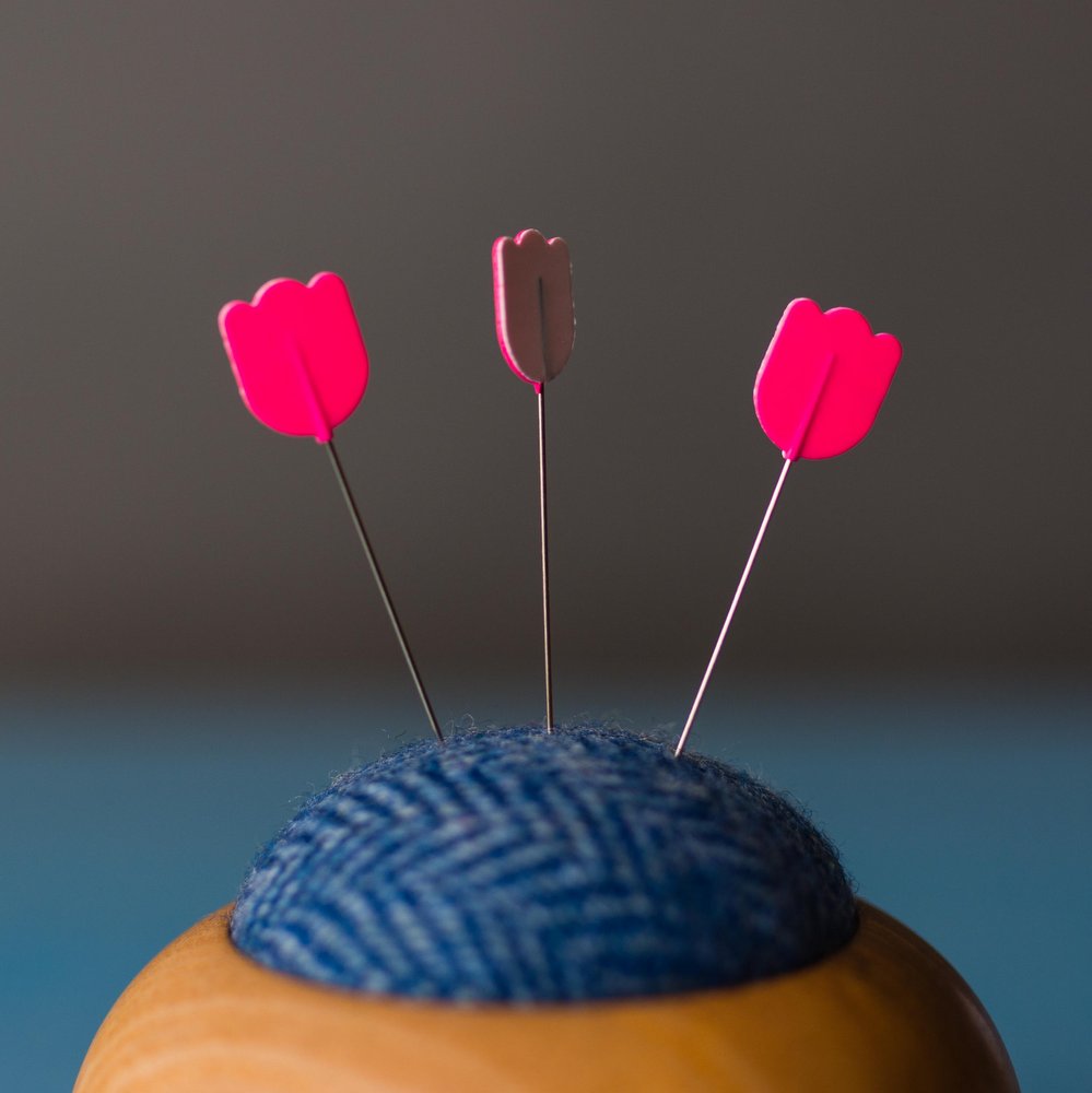 TULIP Glass Head Pins Box Contains 20 Pins in a Close-able TULIP Glass Head Pins Box Contains 20 Pins in a Close-able