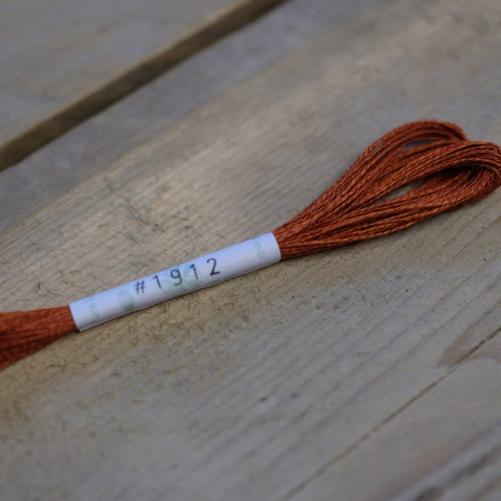 Studio Flax Linen Thread 14m skein - oranges