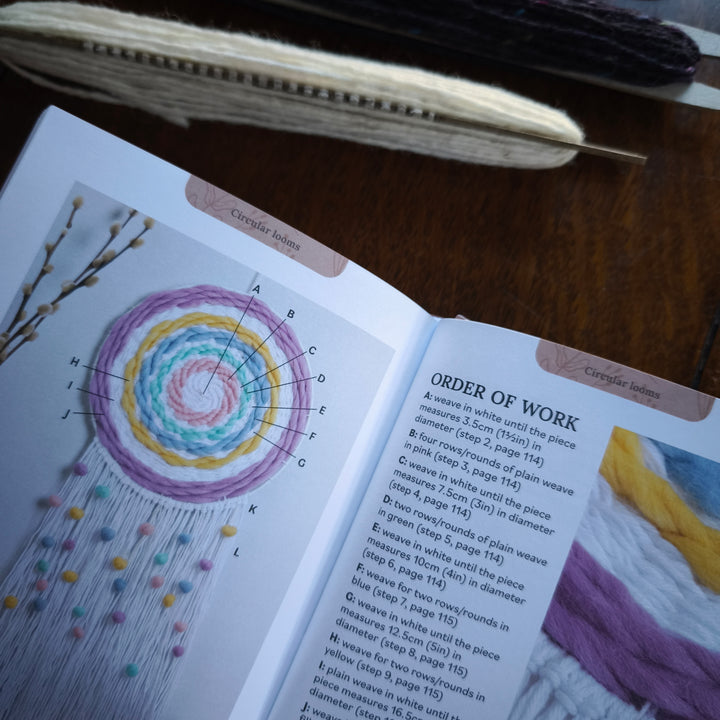 The Pocket Book of Weaving by Claire Gelder