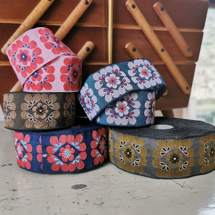 Kafka Retro Flower Ribbon 32 mm wide - per 50cm length