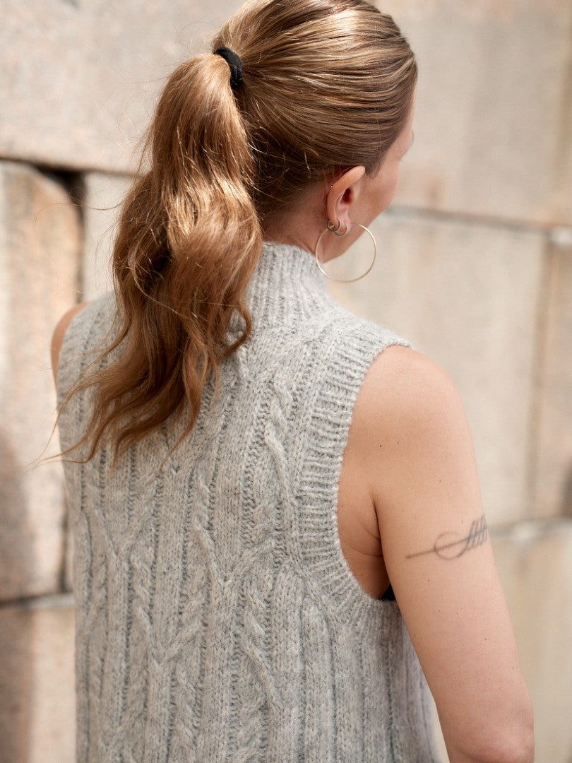 Nordic Chic: Knitting a Modern Wardrobe by Leeni Hoimela - pre-order for 15 Oct