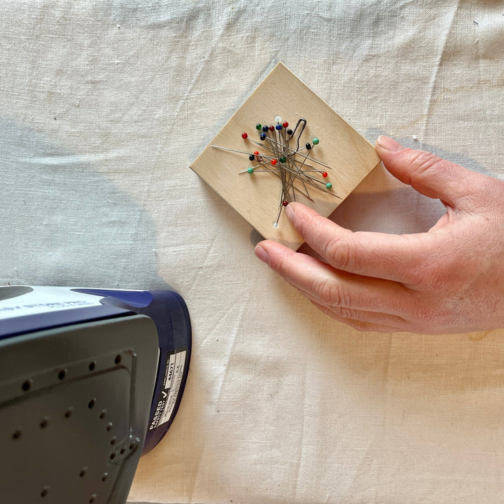 Thread Pegs Magnetic Pin and Needle Holder