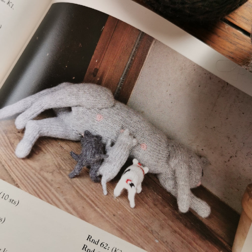 Victorian Housecats to Knit by Sara Elizabeth Kellner