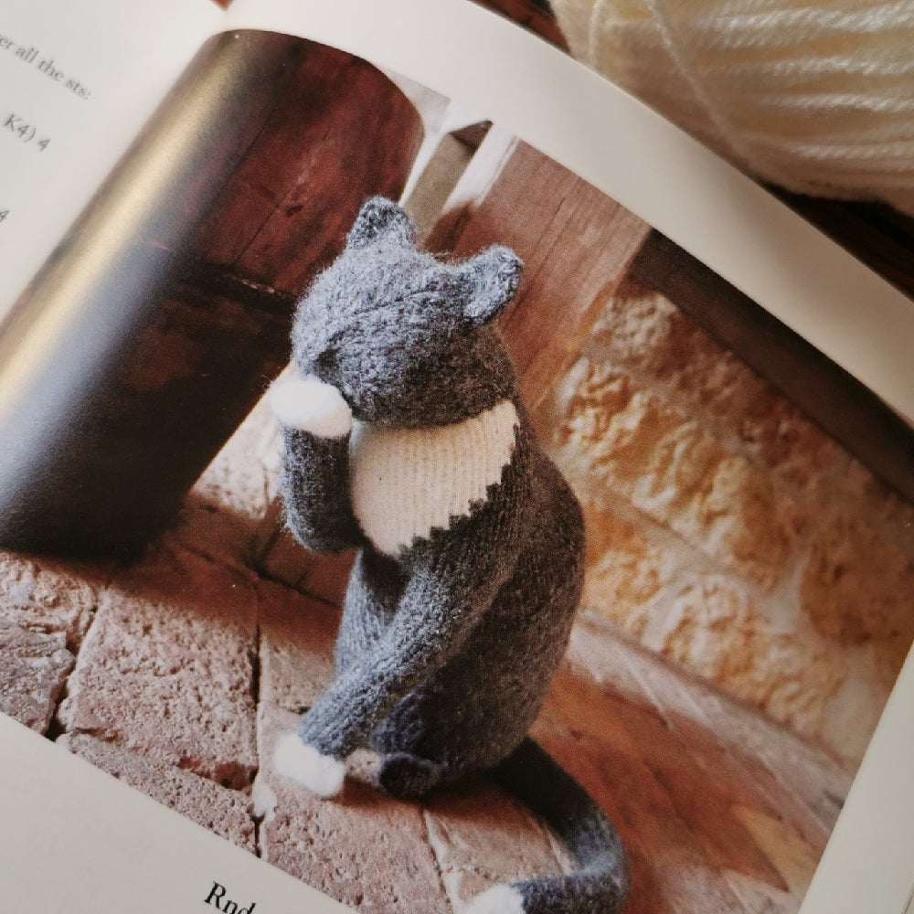 Victorian Housecats to Knit by Sara Elizabeth Kellner