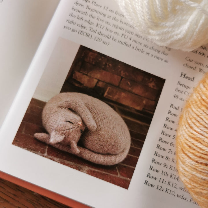 Victorian Housecats to Knit by Sara Elizabeth Kellner